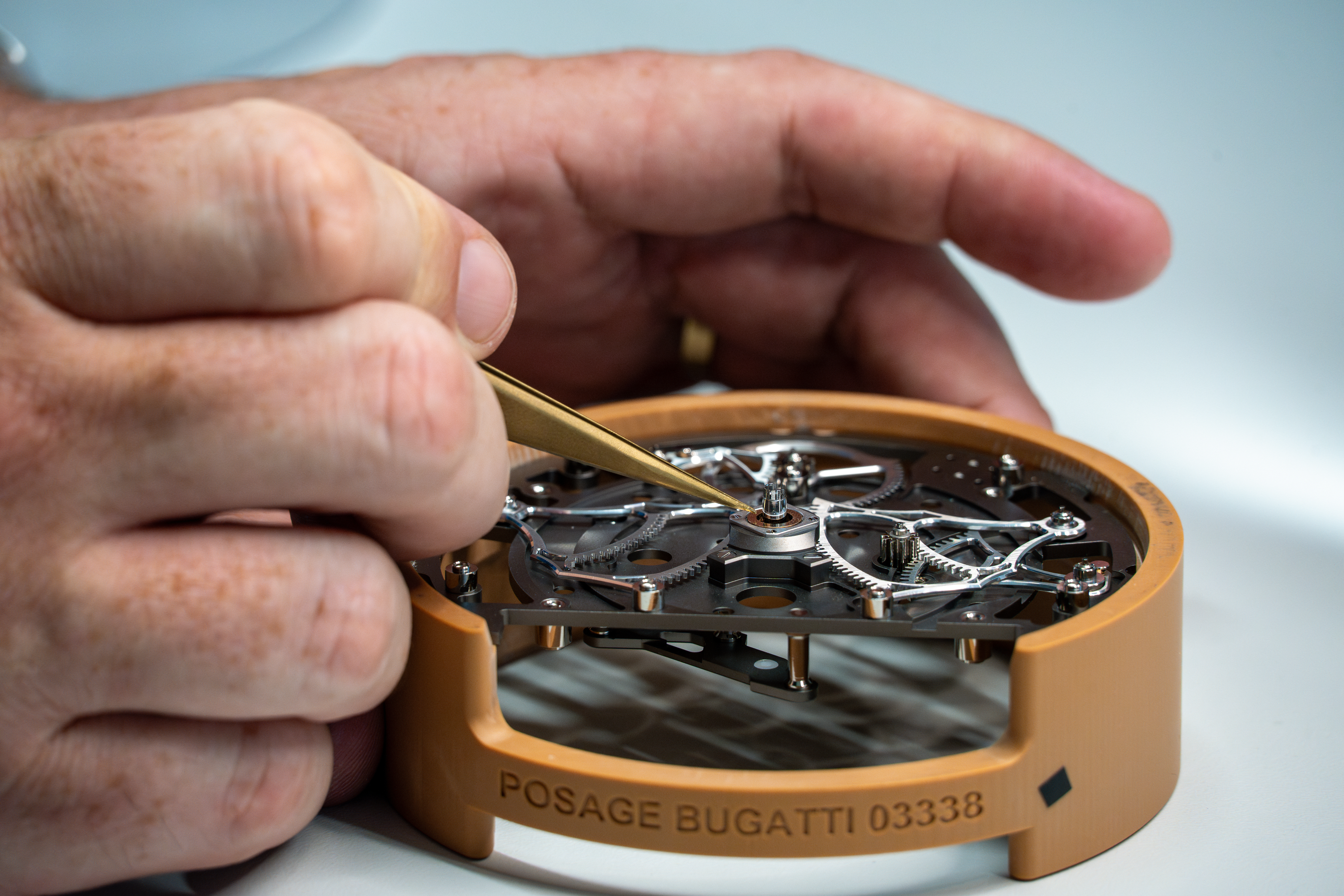 It is handcrafted with the utmost care by the watchmakers at Concepto.
